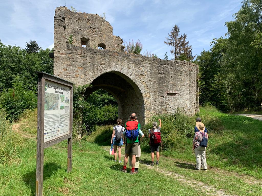 Auf meiner Führung #grenzenerforschen im Gebück Rheingau halten wir unter anderem bei der Mapper Schanze.